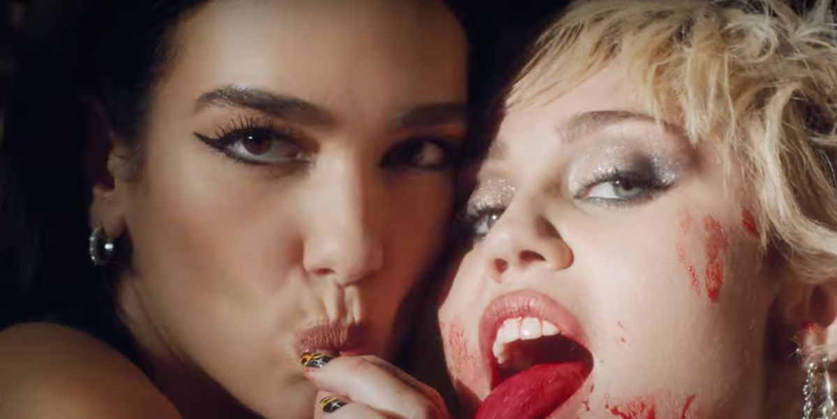 Dua Lipa y Miley Cyrus en el videoclip de 'Prisoner'