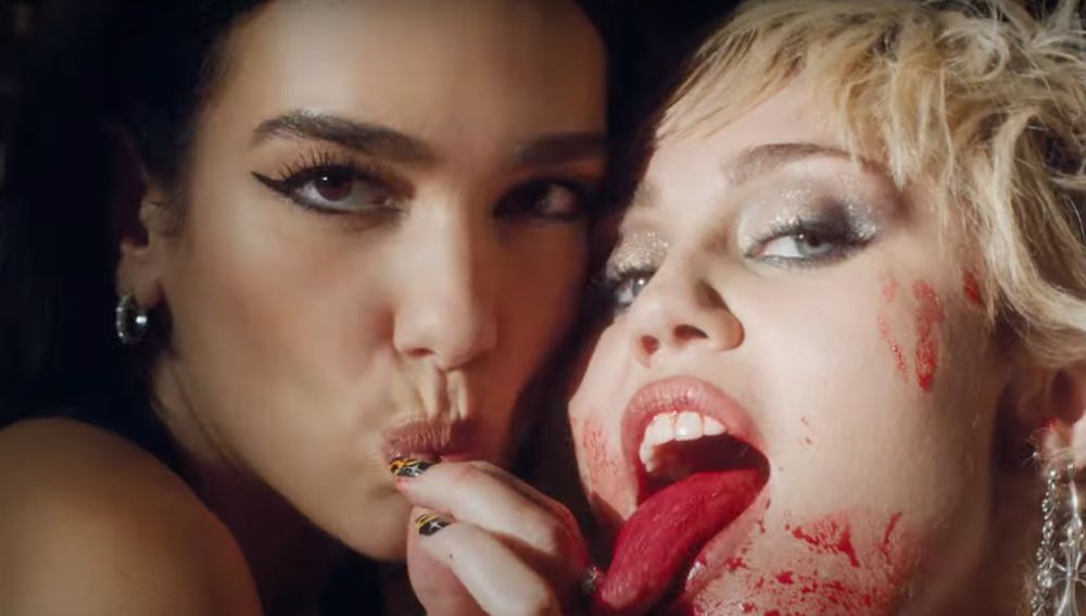 Dua Lipa y Miley Cyrus en el videoclip de 'Prisoner'