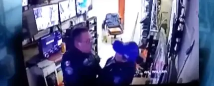 Captan a dos policías teniendo sexo durante su jornada laboral Captan a dos policías teniendo sexo durante su jornada laboral