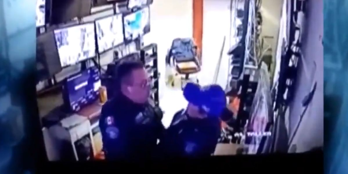 Captan a dos policías teniendo sexo durante su jornada laboral
