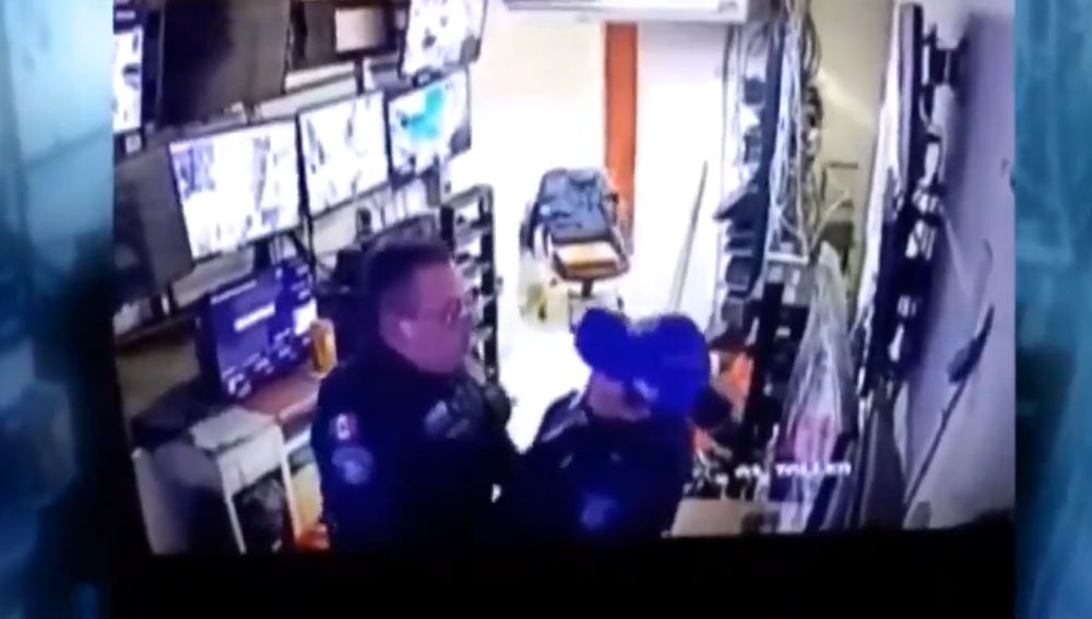 Captan a dos policías teniendo sexo durante su jornada laboral