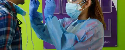 Una enfermera realiza una PCR a un paciente. Una enfermera realiza una PCR a un paciente.
