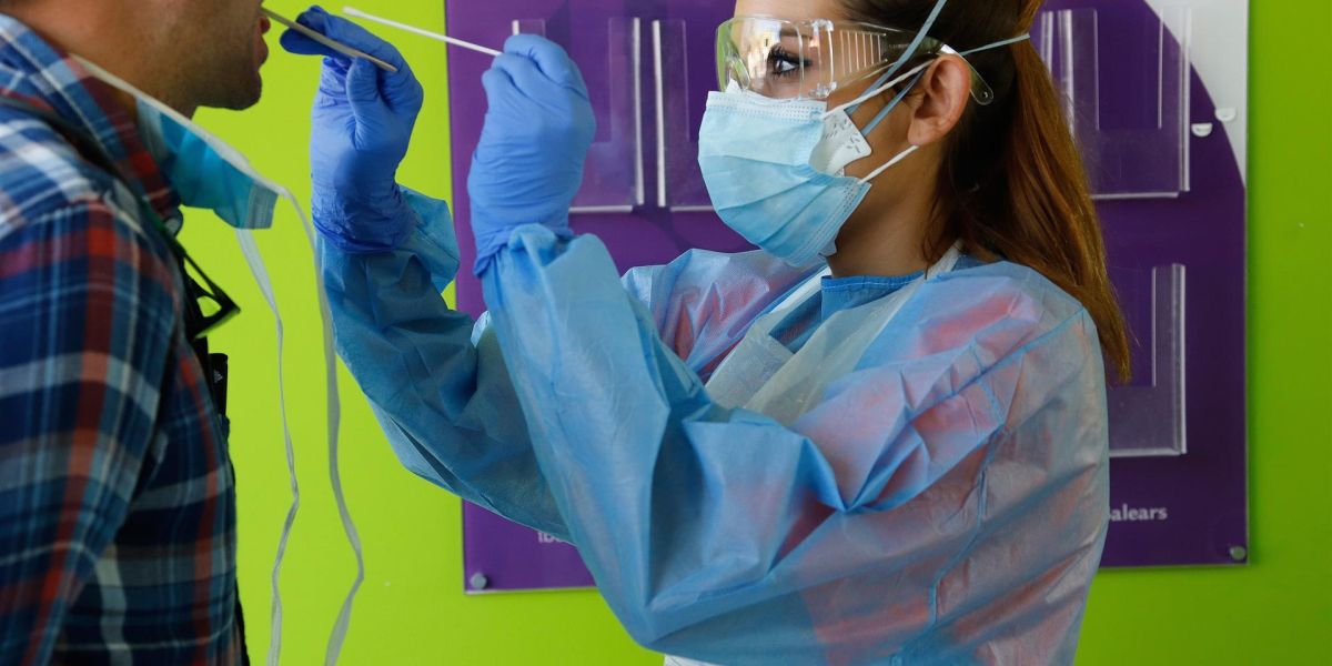 Una enfermera realiza una PCR a un paciente