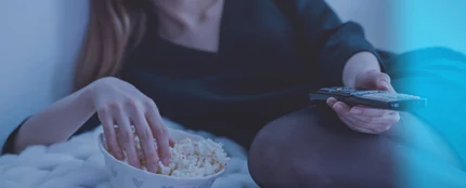 Una chica viendo una película Una chica viendo una película