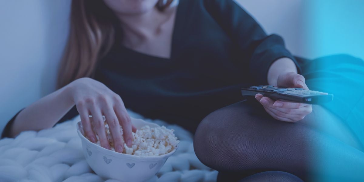 Una chica viendo una película