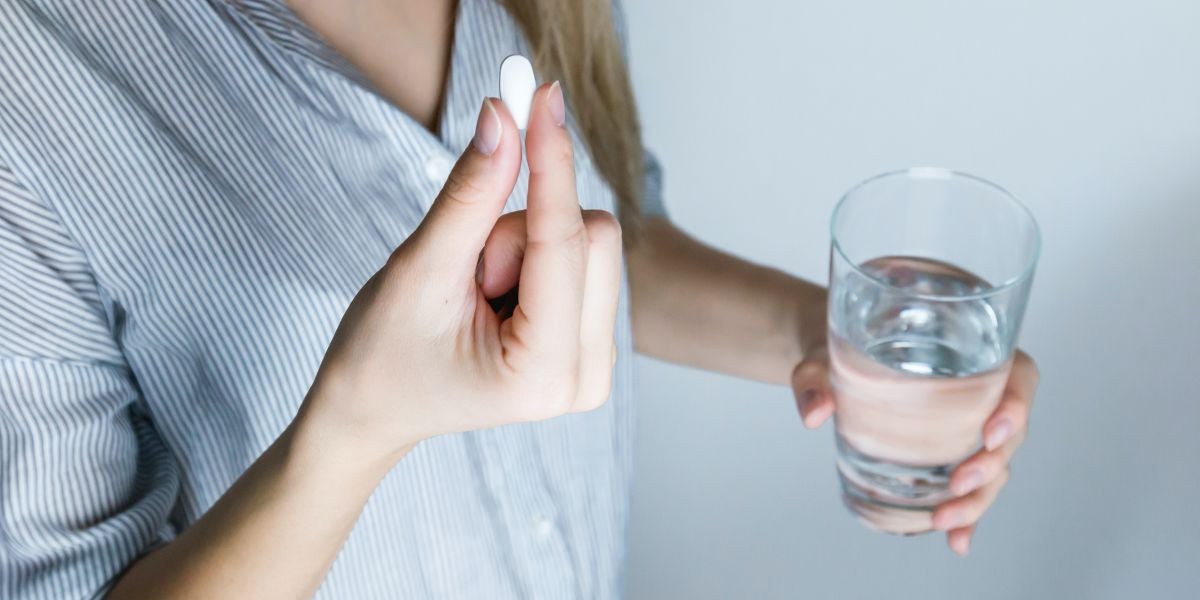 Una persona toma un medicamento