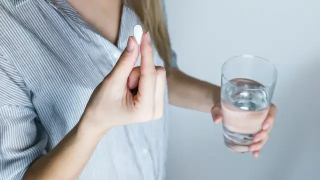 Una persona toma un medicamento