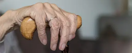 Anciana con un bastón Anciana con un bastón