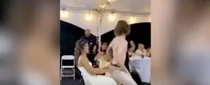La brutal patada de un novio a su esposa durante el baile de bodas La brutal patada de un novio a su esposa durante el baile de bodas
