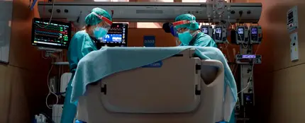 Dos profesionales sanitarios trabajan en la UCI del Hospital Vall d'Hebron de Barcelona este miércoles Dos profesionales sanitarios trabajan en la UCI del Hospital Vall d'Hebron de Barcelona este miércoles