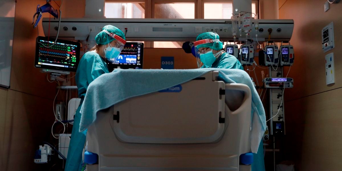 Dos profesionales sanitarios trabajan en la UCI del Hospital Vall d'Hebron de Barcelona este miércoles