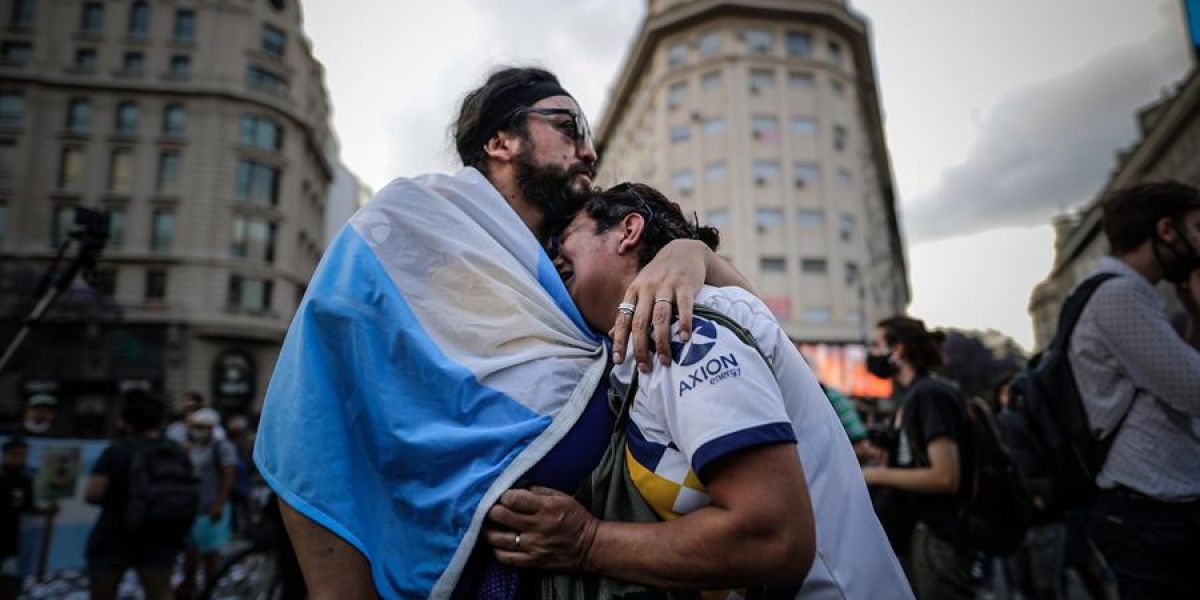 Una mujer llora a Diego Armando Maradona en Buenos Aires