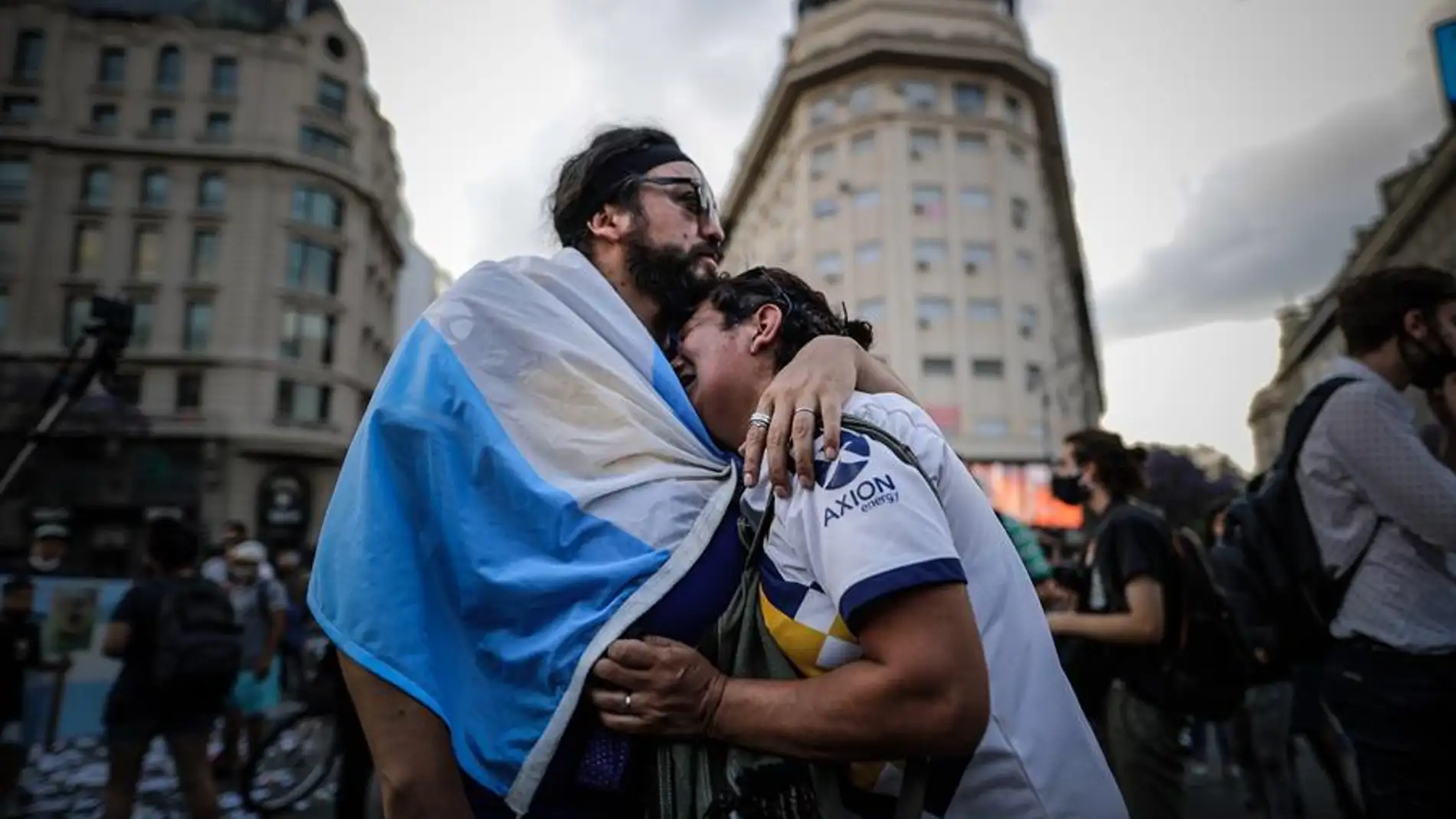 Una mujer llora a Diego Armando Maradona en Buenos Aires