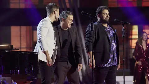 Alejandro Sanz, Adam Ainouz y Rafael Ruiz cantan ‘Viviendo deprisa’ en la Semifinal de ‘La Voz’ Alejandro Sanz, Adam Ainouz y Rafael Ruiz cantan ‘Viviendo deprisa’ en la Semifinal de ‘La Voz’
