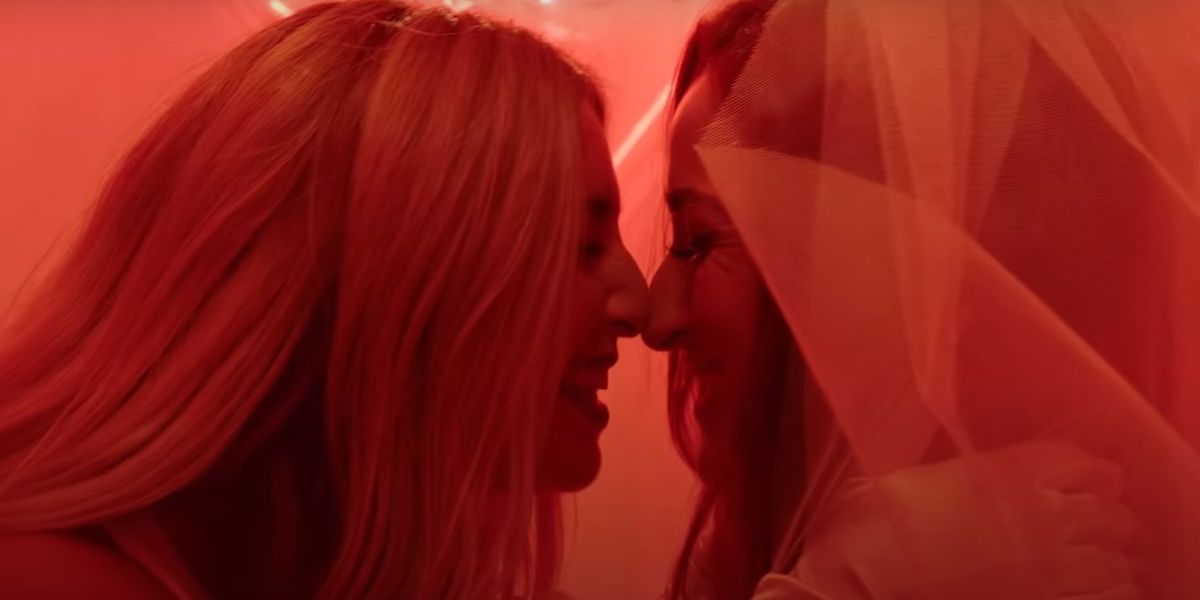 Lola Índigo y Belén Aguilera en 'La Tirita'