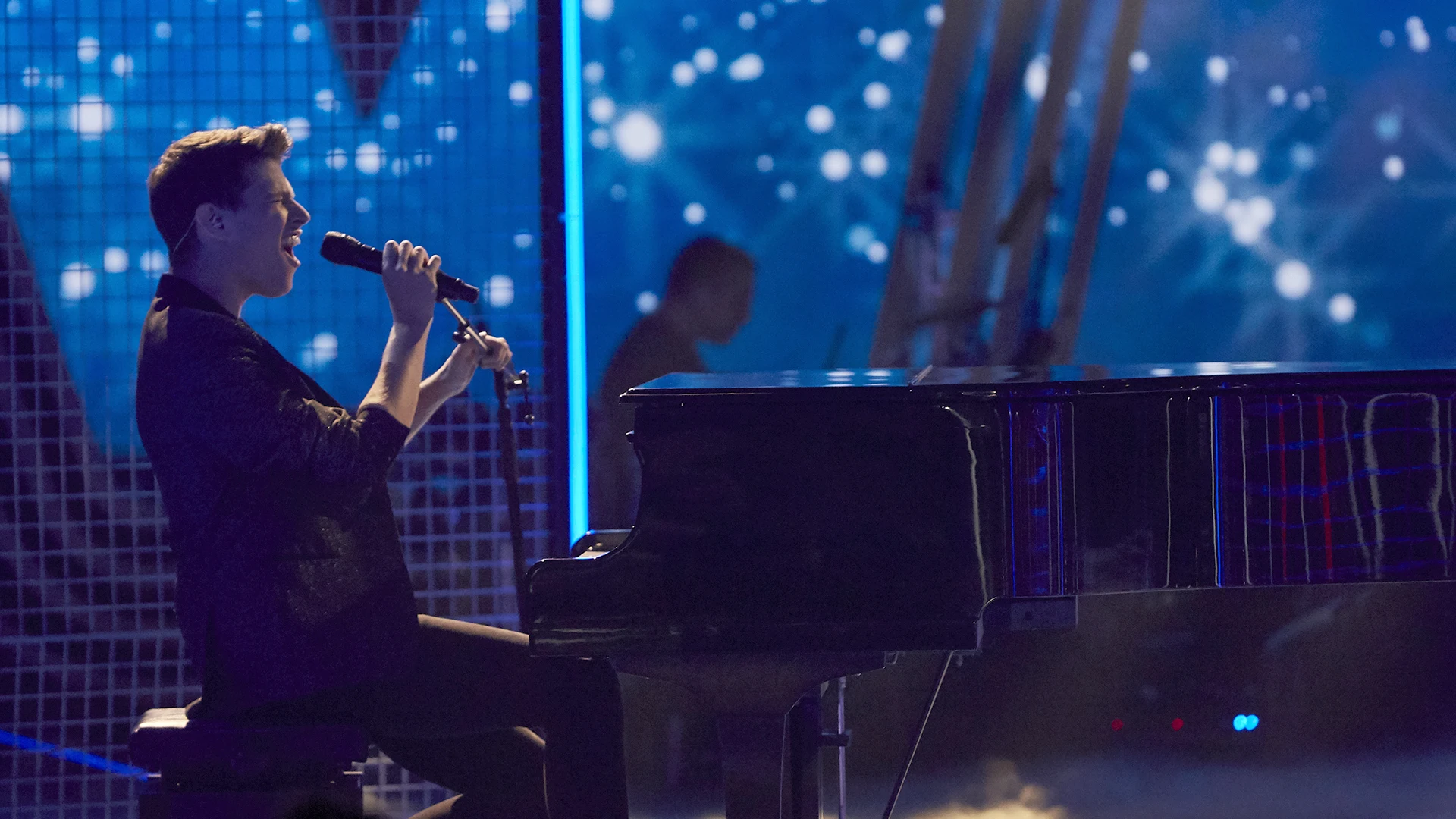 Roger Padrós canta 'Sargento de hierro' en la Semifinal de 'La Voz' Roger Padrós canta 'Sargento de hierro' en la Semifinal de 'La Voz'