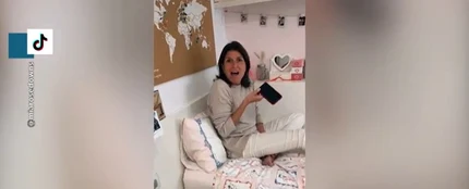 Una madre imita a su hija a través de un vídeo en TikTok Una madre imita a su hija a través de un vídeo en TikTok