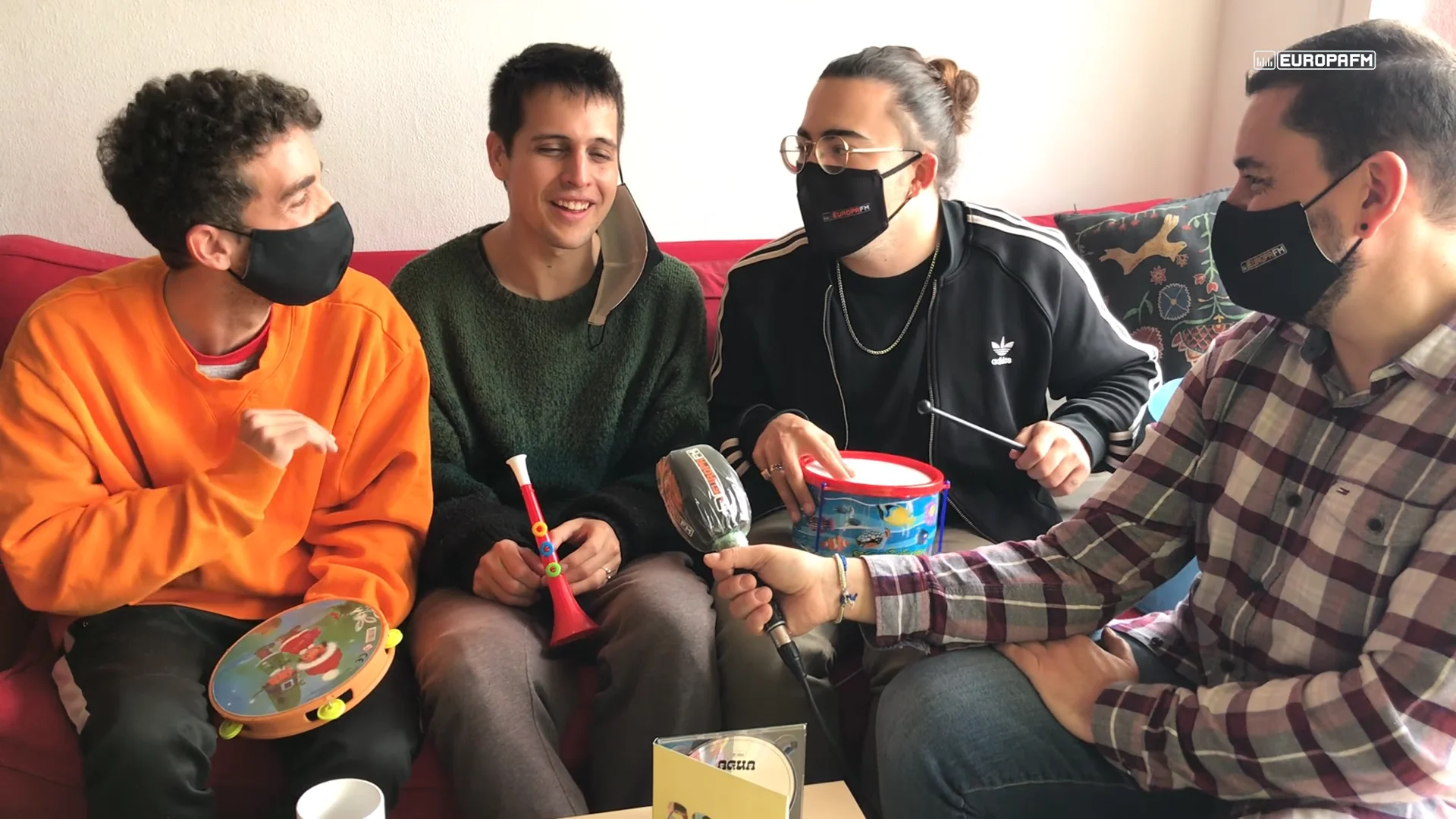 Stay Homas tocan &lsquo;Let it Out&rsquo; con instrumentos de juguete