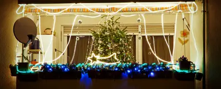 Un balcón con adornos navideños Un balcón con adornos navideños