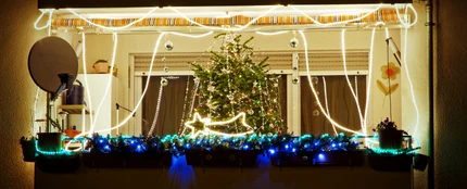 Un balcón con adornos navideños Un balcón con adornos navideños