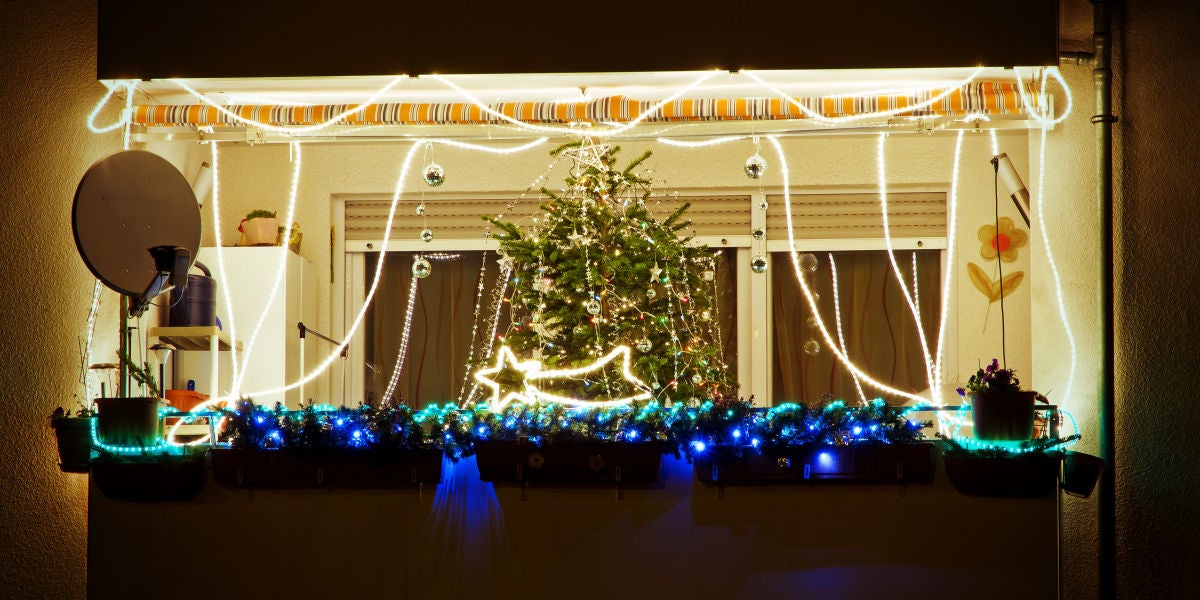 Un balcón con adornos navideños