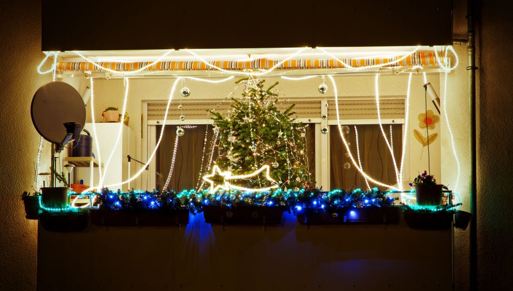 Un balcón con adornos navideños