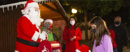 Niño echa la carta en el buzón de Papa Noel en Elche. Niño echa la carta en el buzón de Papa Noel en Elche.