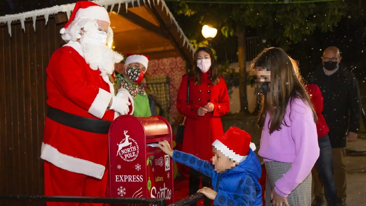 Niño echa la carta en el buzón de Papa Noel en Elche. Niño echa la carta en el buzón de Papa Noel en Elche.
