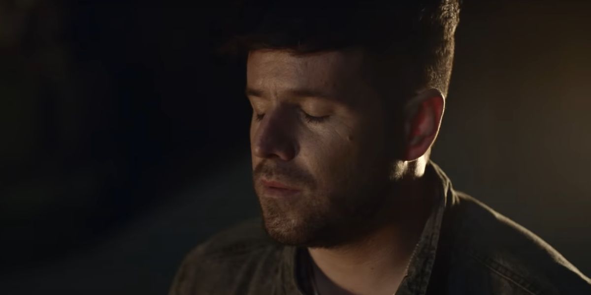 Pablo López en el vídeo de 'La niña de la linterna'