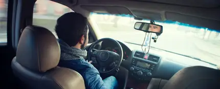 Hombre conduciendo con ropa de invierno Hombre conduciendo con ropa de invierno