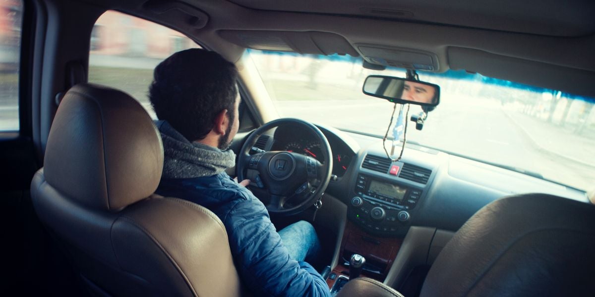 Hombre conduciendo con ropa de invierno