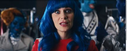 Zooey Deschanel en el videoclip de 'Not the end to the world' de Katy Perry