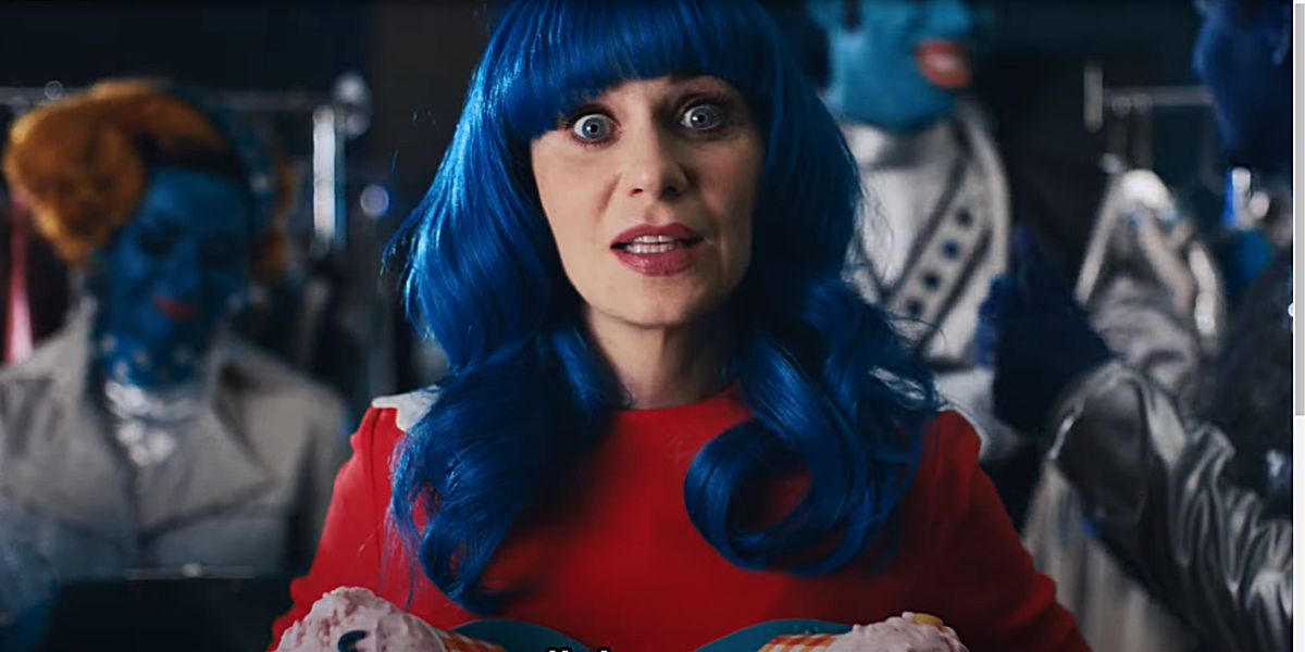 Zooey Deschanel en el videoclip de 'Not the end to the world' de Katy Perry