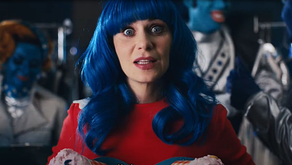 Zooey Deschanel en el videoclip de 'Not the end to the world' de Katy Perry