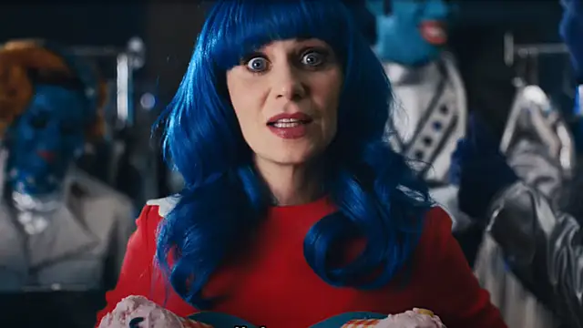 Zooey Deschanel en el videoclip de 'Not the end to the world' de Katy Perry