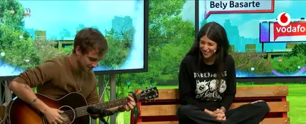 Manel Navarro y Bely Basarte en 'yu No te pierdas nada' Manel Navarro y Bely Basarte en 'yu No te pierdas nada'