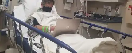 La emotiva fotografía de un profesor corrigiendo exámenes en el hospital un día antes de morir: "Denles gracias a sus maestros" La emotiva fotografía de un profesor corrigiendo exámenes en el hospital un día antes de morir: "Denles gracias a sus maestros"