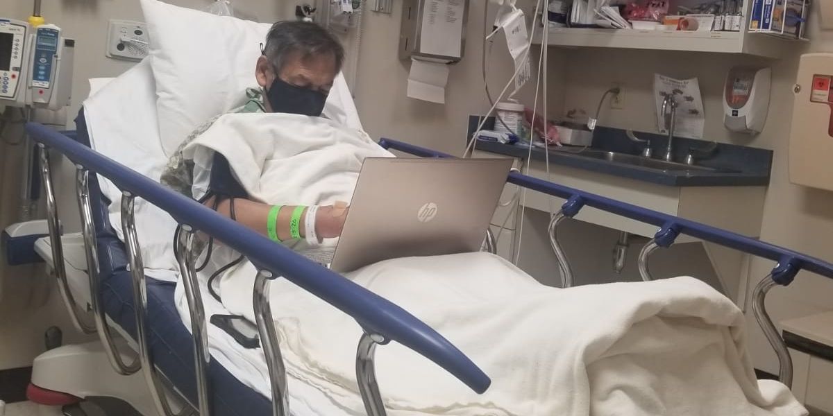 La emotiva fotografía de un profesor corrigiendo exámenes en el hospital un día antes de morir: "Denles gracias a sus maestros"