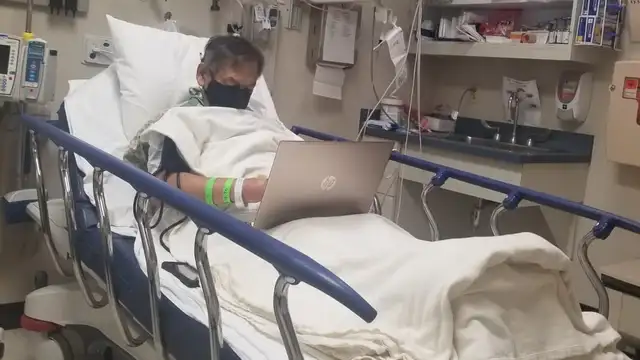 La emotiva fotografía de un profesor corrigiendo exámenes en el hospital un día antes de morir: "Denles gracias a sus maestros"
