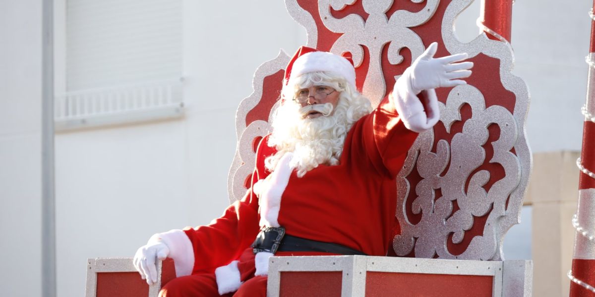 Papá Noel, durante una visita en Rota