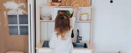 Una niña pequeña de espaldas Una niña pequeña de espaldas