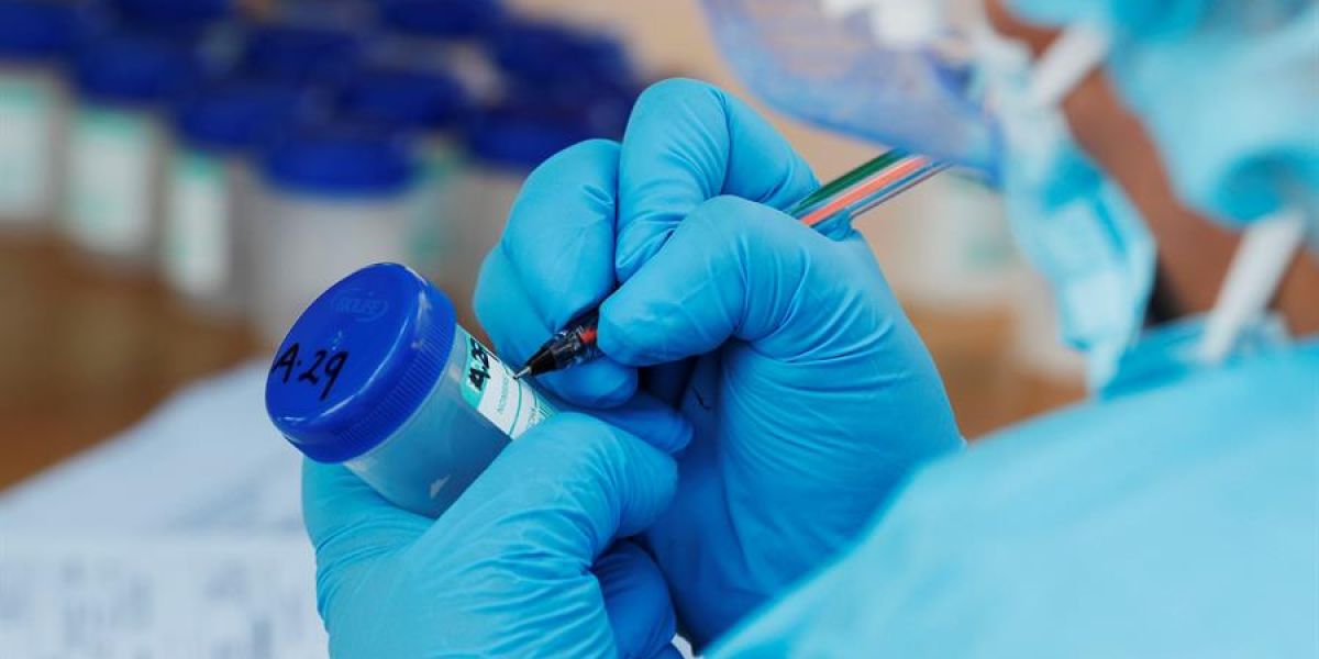 Investigan si la muerte por coronavirus de un hijo y sus padres en Melilla está relacionada con un brote en un bautizo