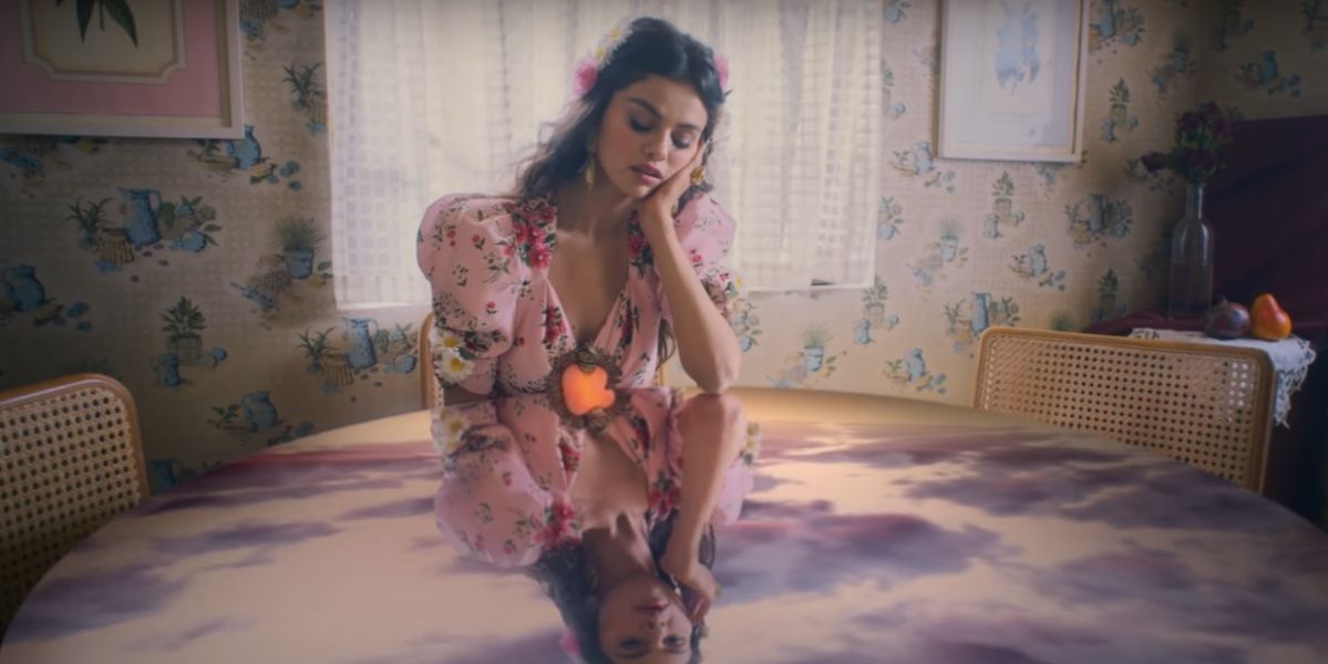 Selena Gomez en el videoclip de 'Una Vez Más'
