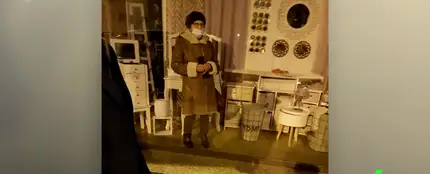 Una anciana de 87 años se queda encerrada tras el cierre de un bazar en Torrelavega: "No se dieron cuenta de que estaba dentro" Una anciana de 87 años se queda encerrada tras el cierre de un bazar en Torrelavega: "No se dieron cuenta de que estaba dentro"