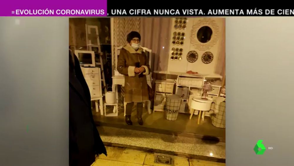 Una anciana de 87 años se queda encerrada tras el cierre de un bazar en Torrelavega: "No se dieron cuenta de que estaba dentro"