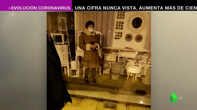 Una anciana de 87 años se queda encerrada tras el cierre de un bazar en Torrelavega: "No se dieron cuenta de que estaba dentro"