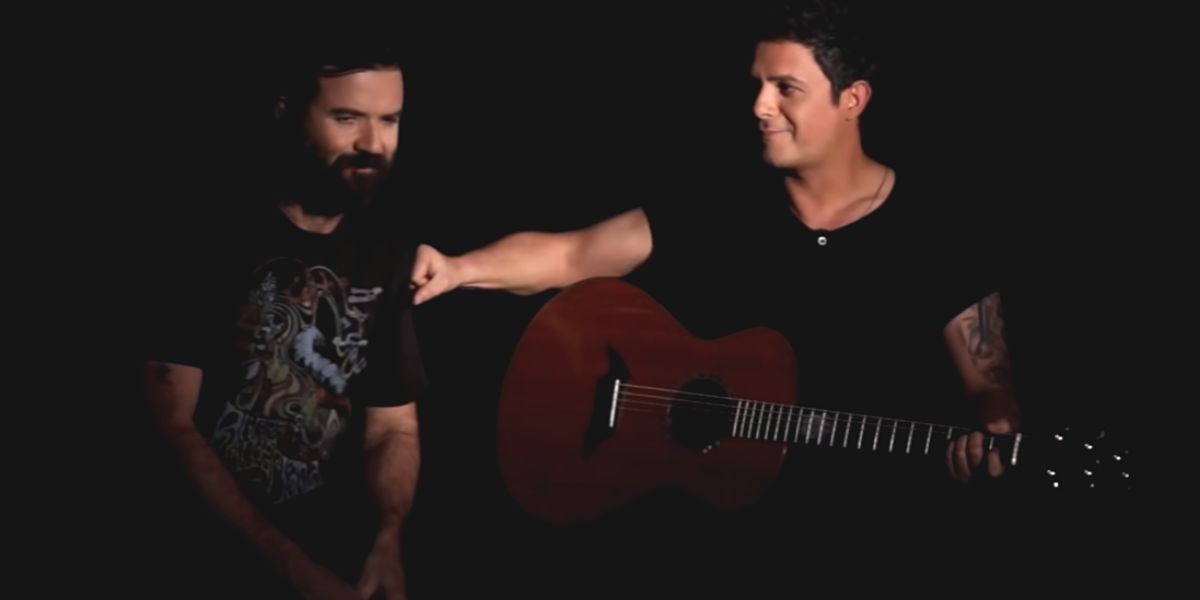 Pau Donés y Alejandro Sanz interpretando 'La quiero a morir'