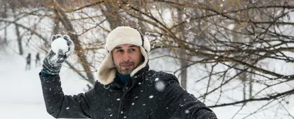 Un hombre lanzando una bola de nieve Un hombre lanzando una bola de nieve