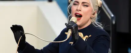 Lady Gaga interpreta el himno durante la toma de posesión Lady Gaga interpreta el himno durante la toma de posesión