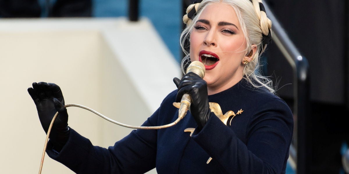 Lady Gaga interpreta el himno durante la toma de posesión